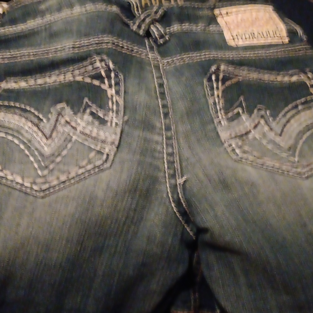 Cropped Capri tiny cuff on legs - Picture 3 of 3